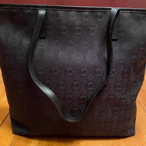 Michael Kors Bennet Large Tote - Picture 2 of 11